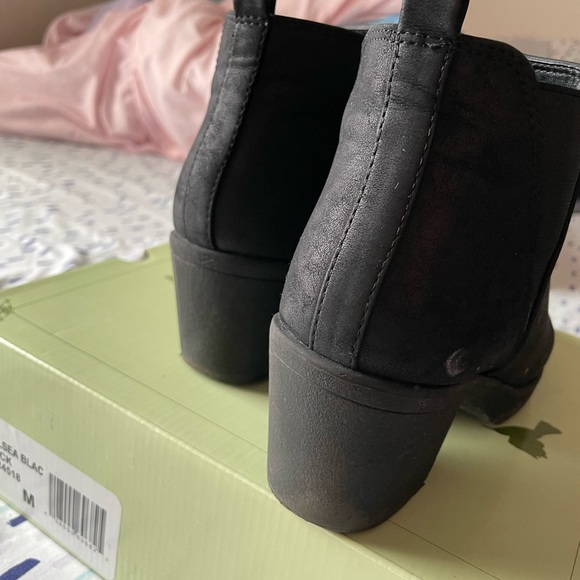 Heeled Chelsea boot - Picture 3 of 5